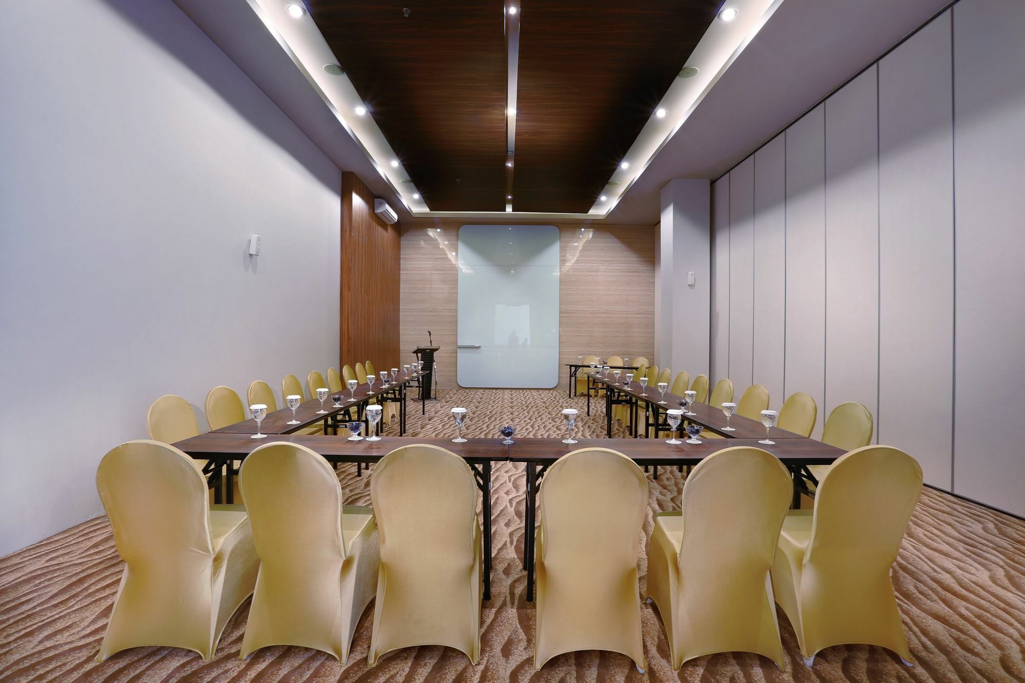 Aston Inn Ματαράμ Εξωτερικό φωτογραφία