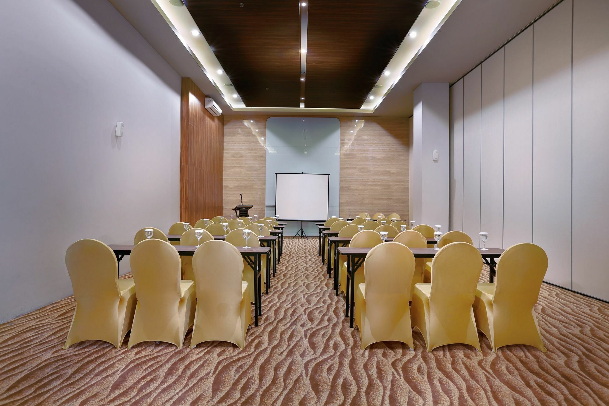 Aston Inn Ματαράμ Εξωτερικό φωτογραφία